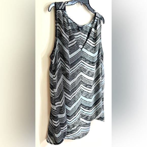 TORRID Women’s V Neck Sleeveless Chevron Georgette Hi-Lo Black Tank Size 2 - Picture 5 of 10